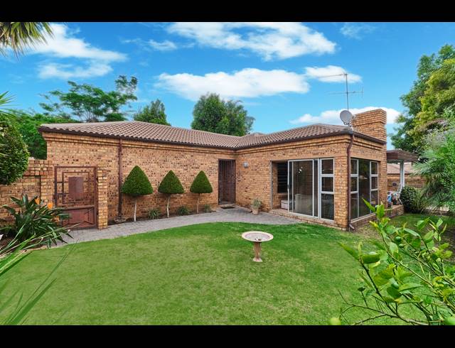 3 BEDROOM FREEHOLD FOR SALE IN NORTH RIDING